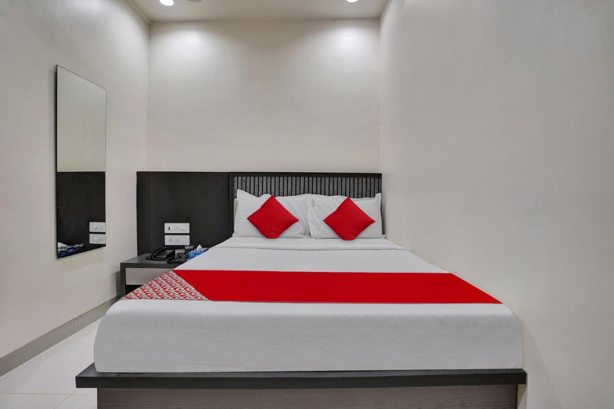Super Hotel O Dhiman Residency Ulhāsnagar Esterno foto